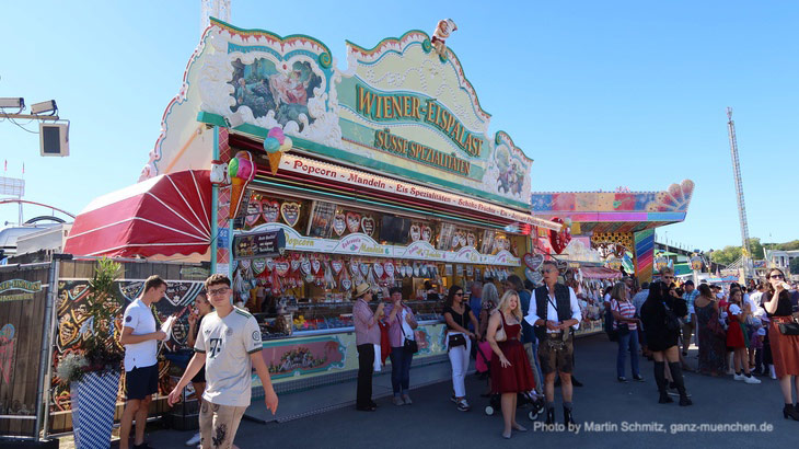 Wiener Eispalast neben dem Musik-Express auf der Matthias Pschrr Straße auf dem Oktoberfest 2025 (©Foto.Martin Schmitz)